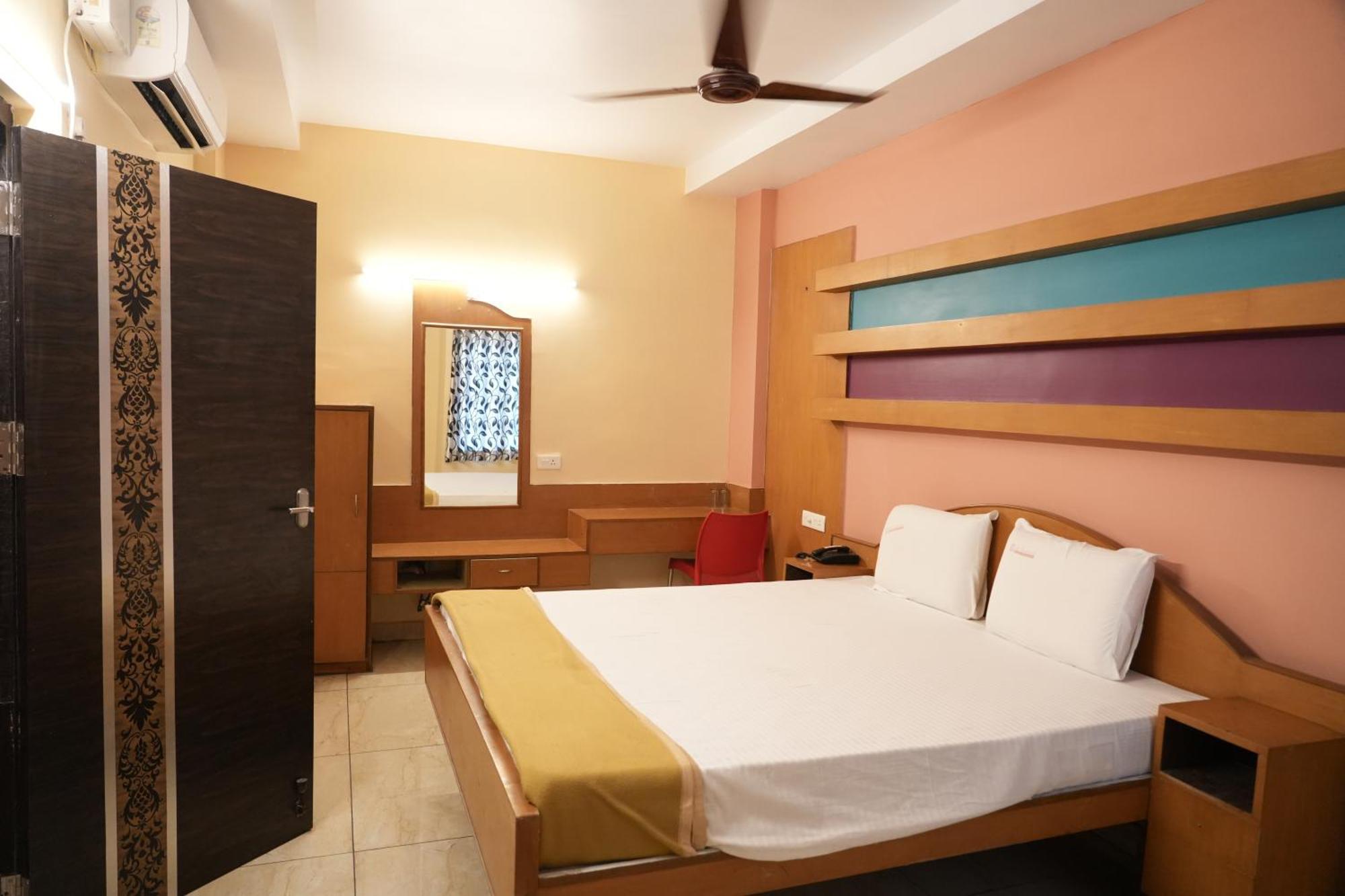 Sri Krishnan Residency Hotel Pollāchi Buitenkant foto