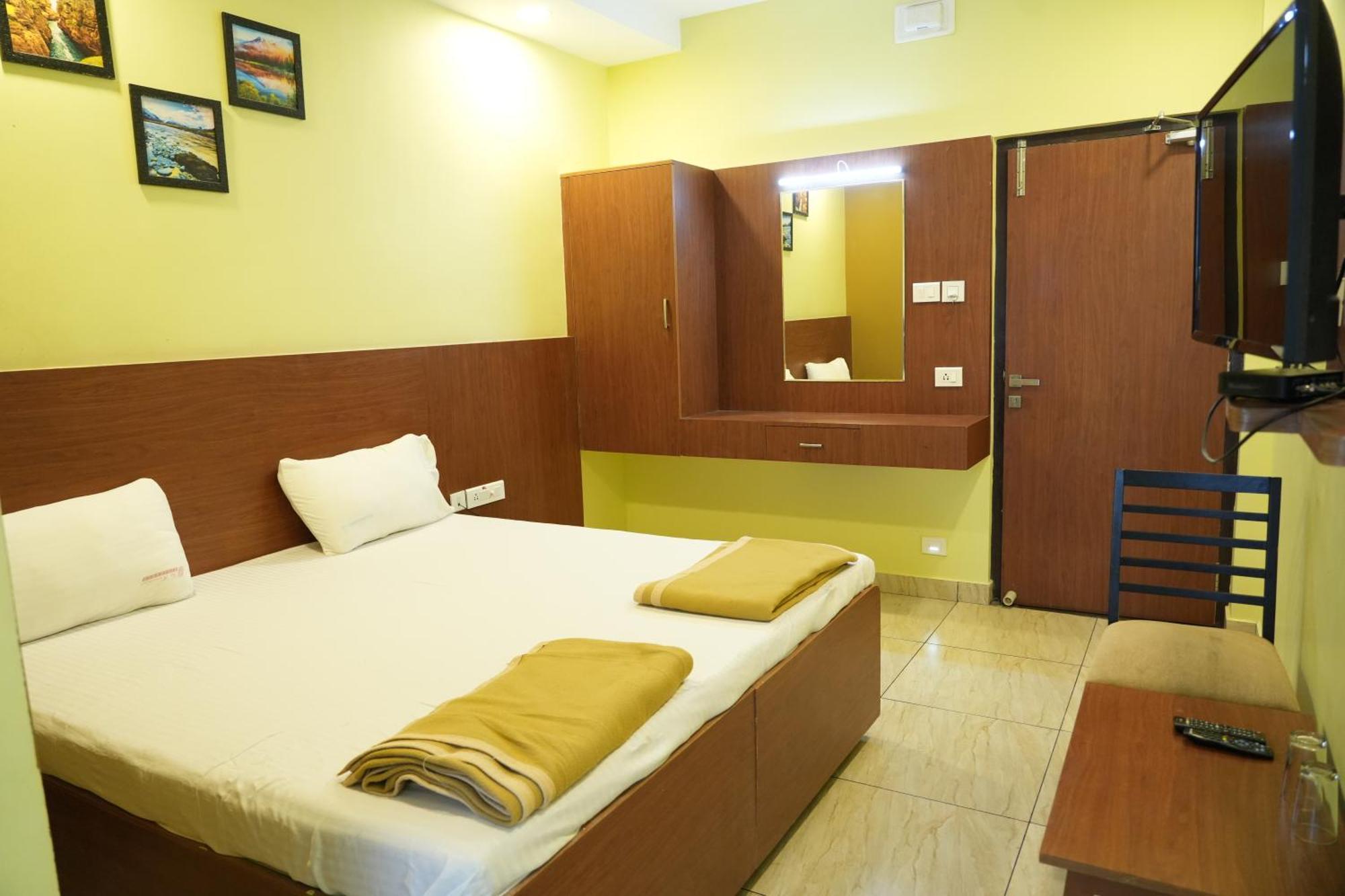 Sri Krishnan Residency Hotel Pollāchi Buitenkant foto
