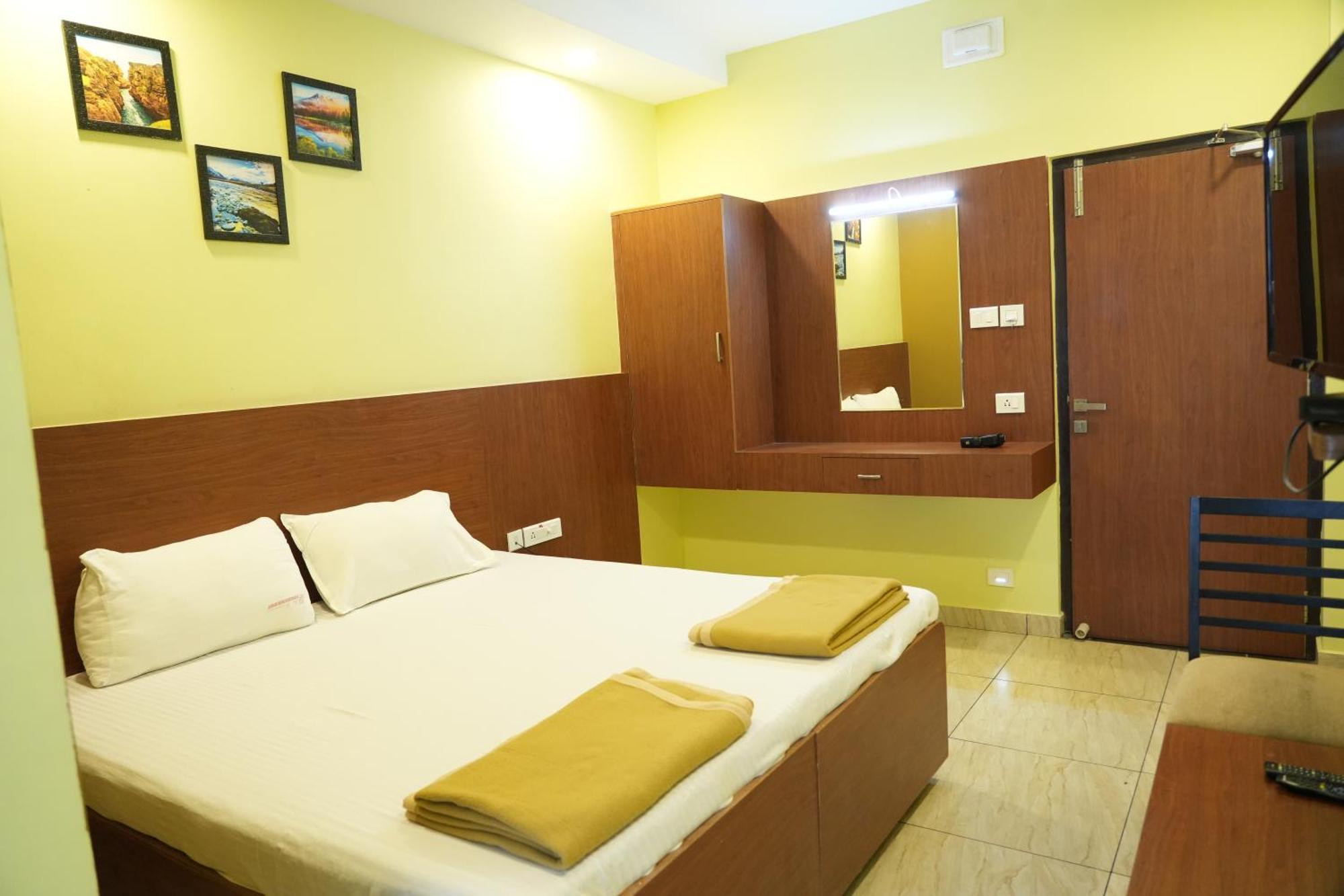 Sri Krishnan Residency Hotel Pollāchi Buitenkant foto