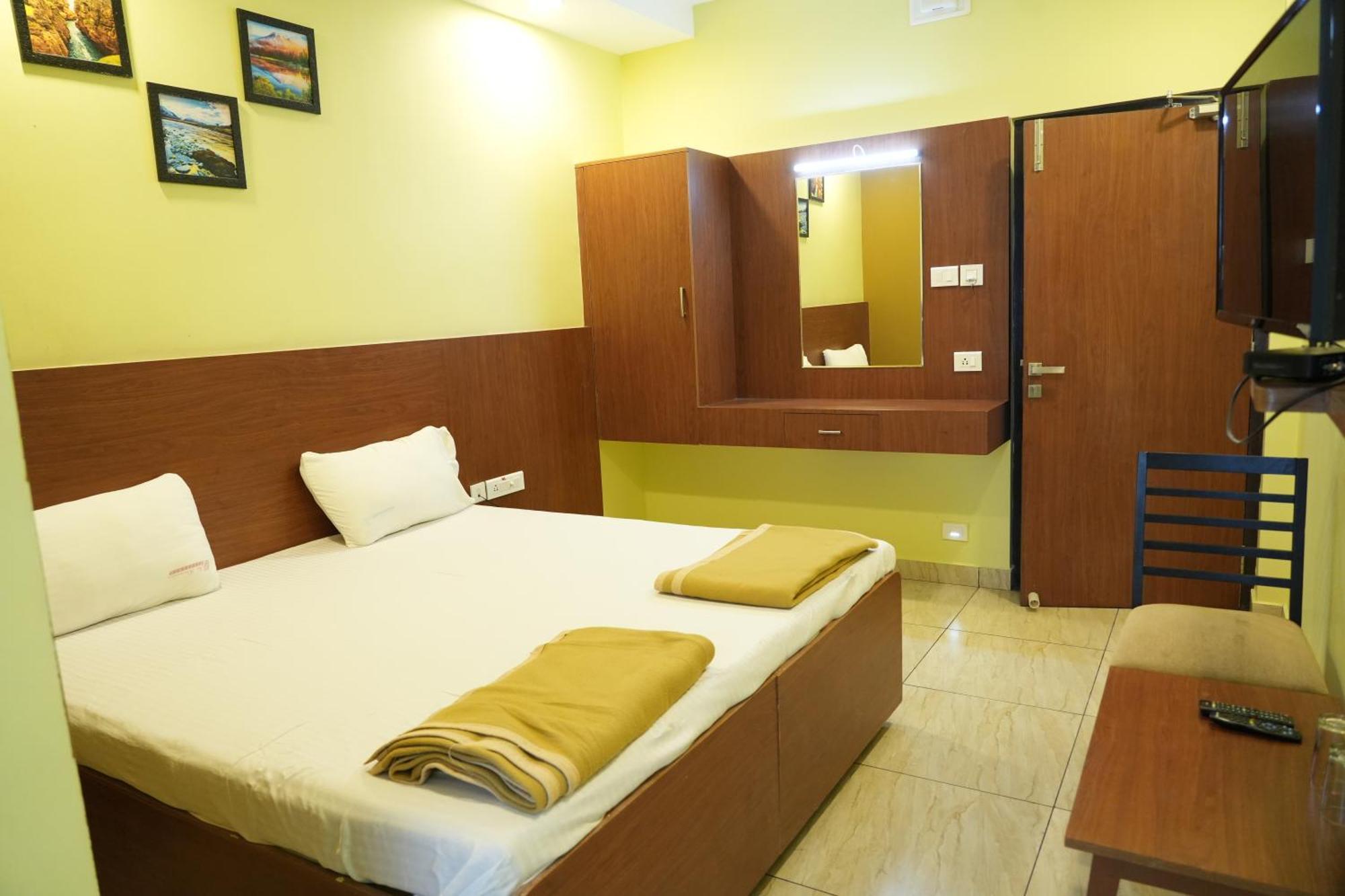 Sri Krishnan Residency Hotel Pollāchi Buitenkant foto