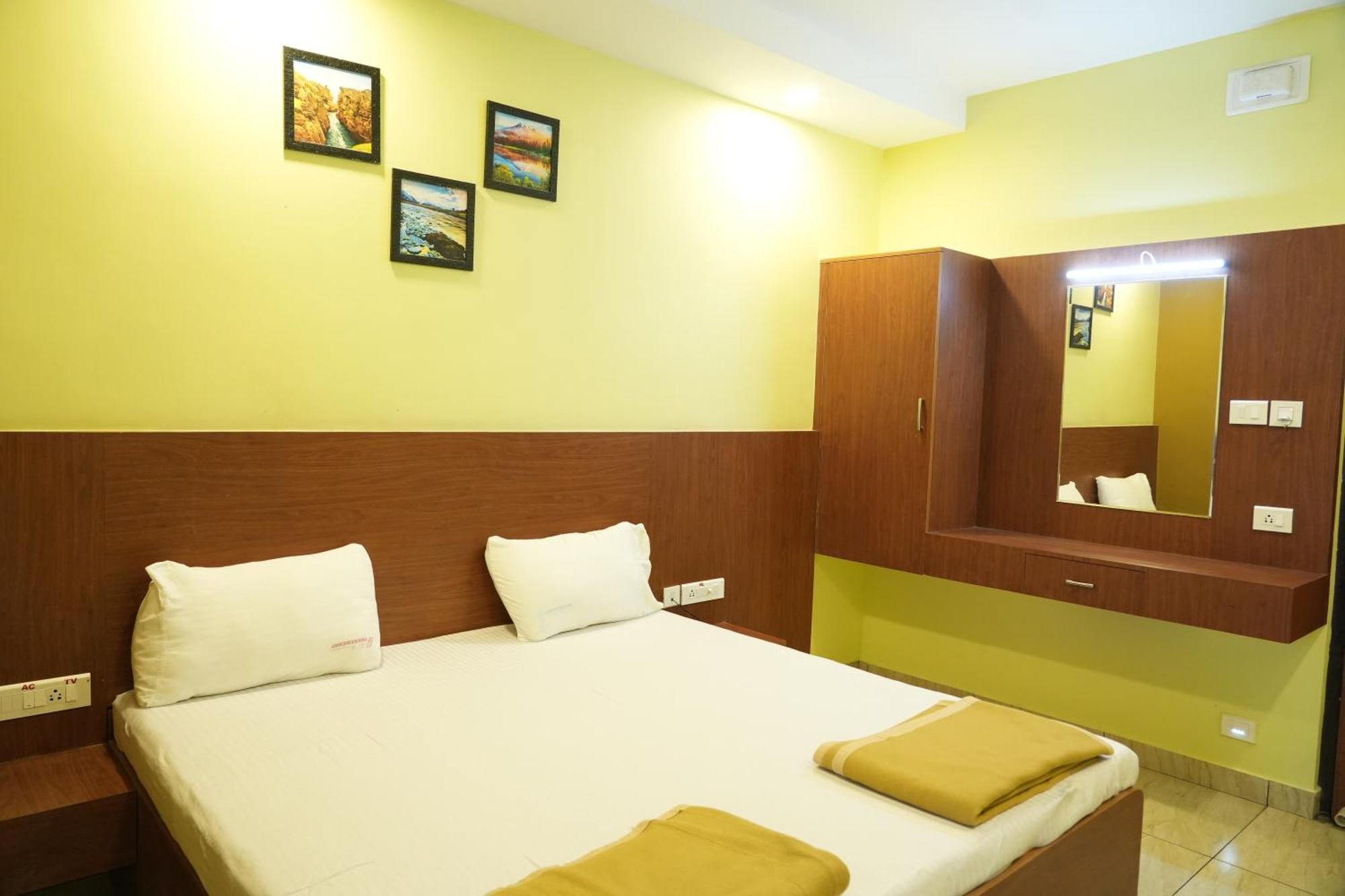 Sri Krishnan Residency Hotel Pollāchi Buitenkant foto