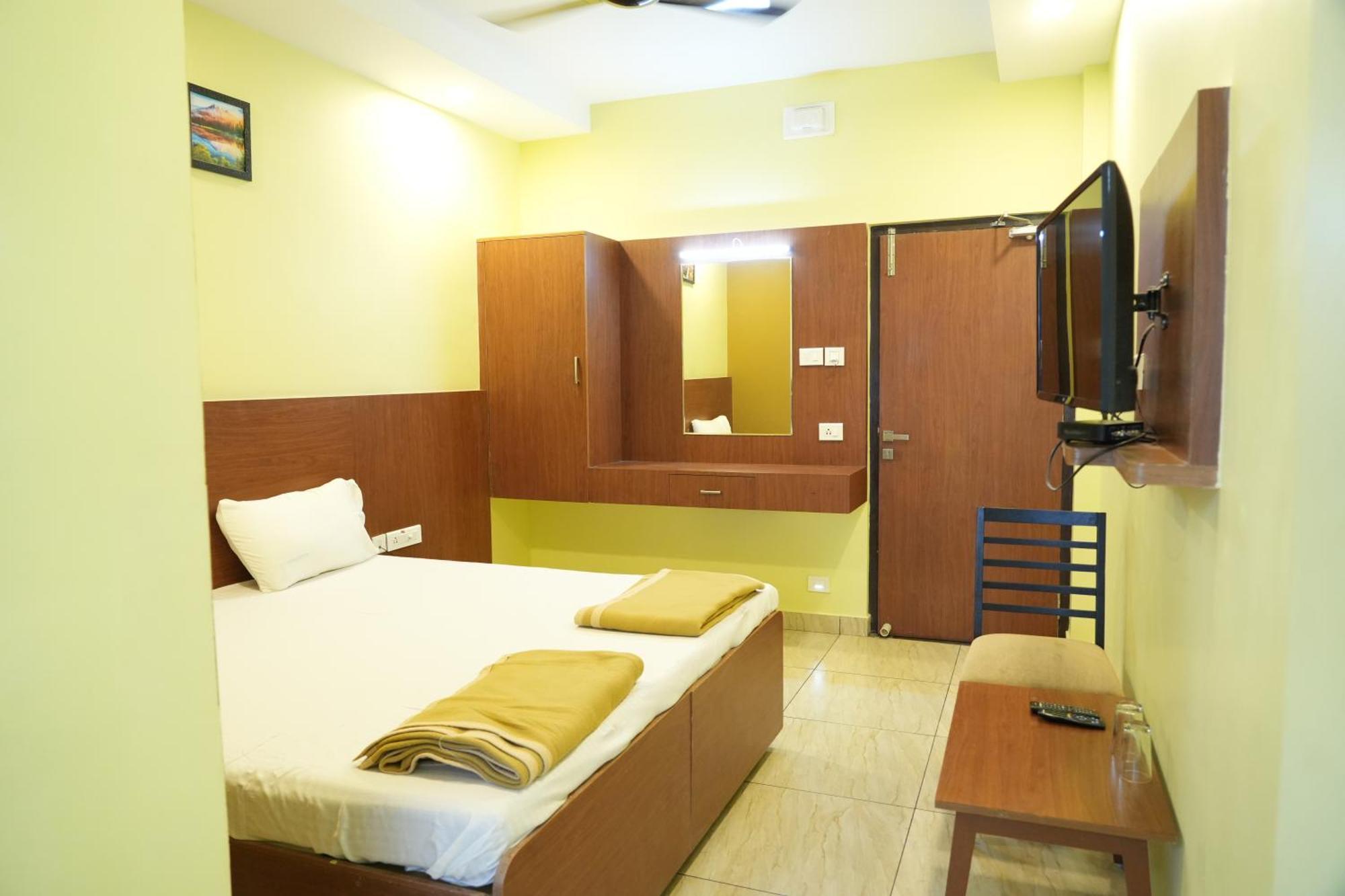 Sri Krishnan Residency Hotel Pollāchi Buitenkant foto