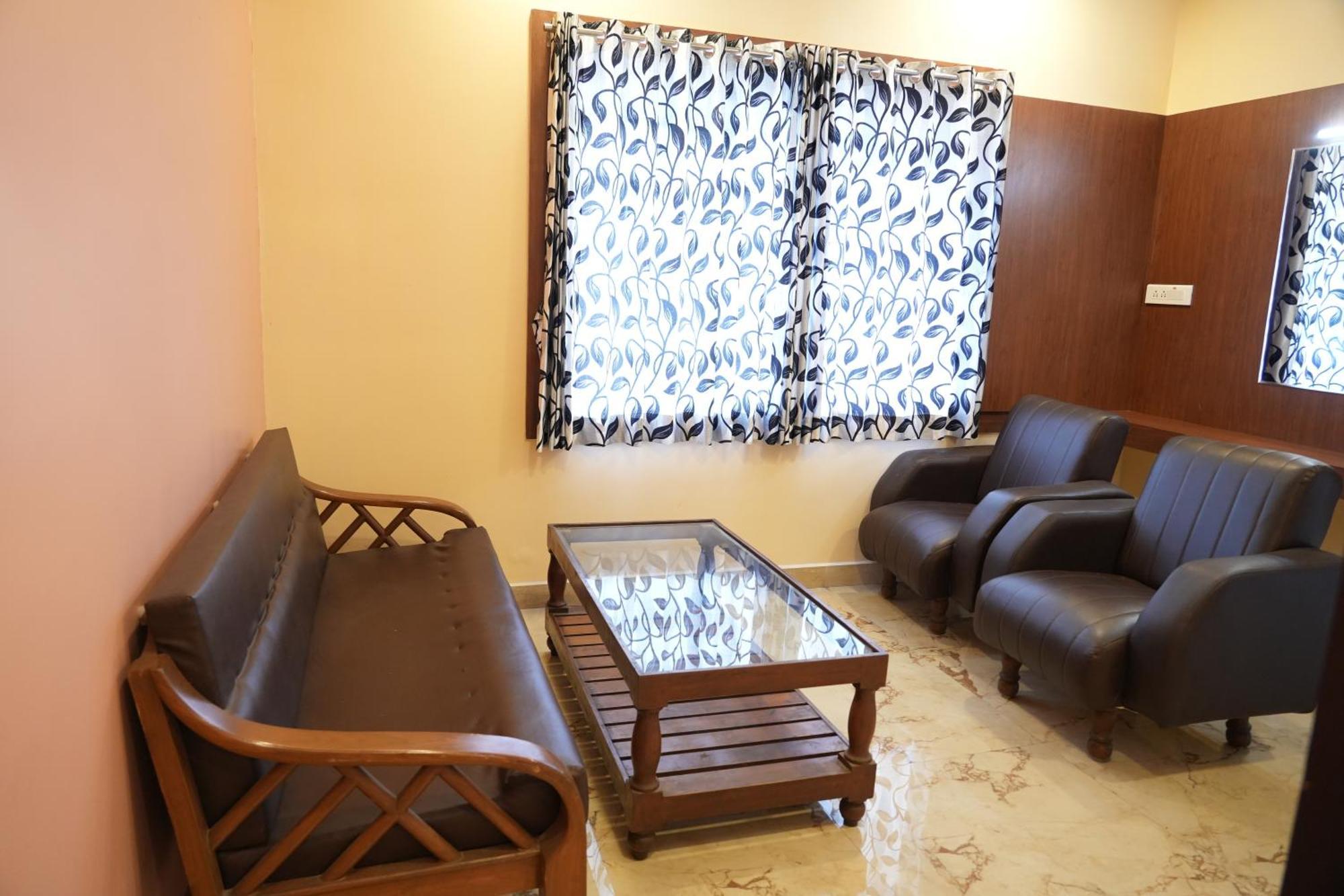 Sri Krishnan Residency Hotel Pollāchi Buitenkant foto