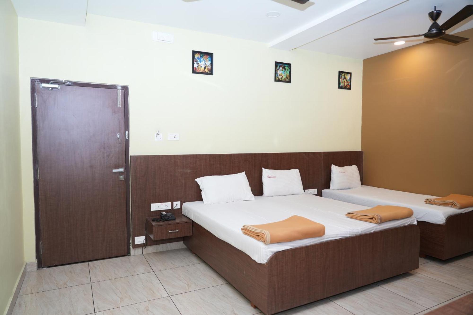 Sri Krishnan Residency Hotel Pollāchi Buitenkant foto