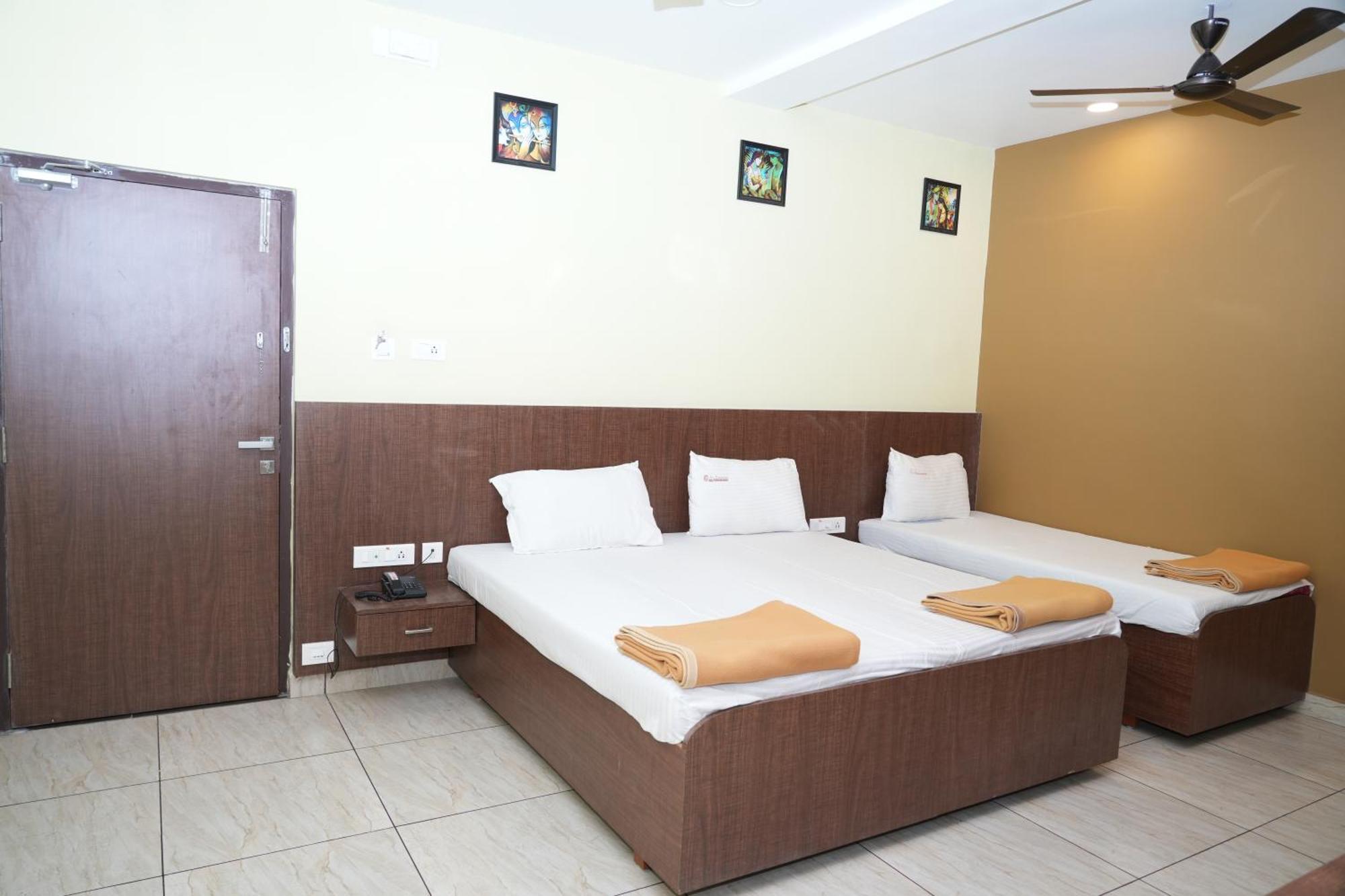 Sri Krishnan Residency Hotel Pollāchi Buitenkant foto