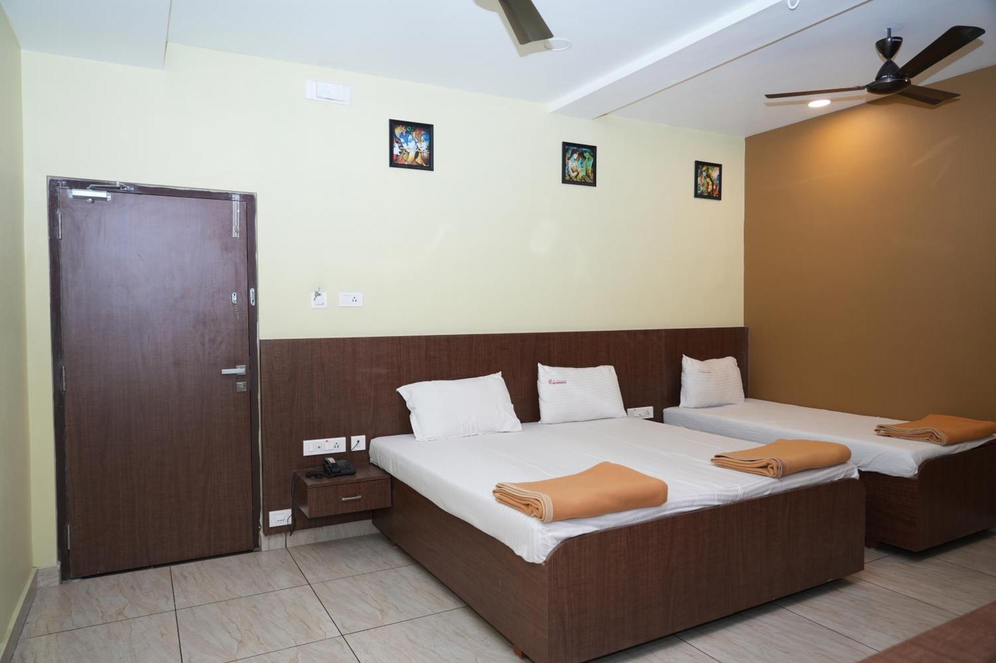 Sri Krishnan Residency Hotel Pollāchi Buitenkant foto