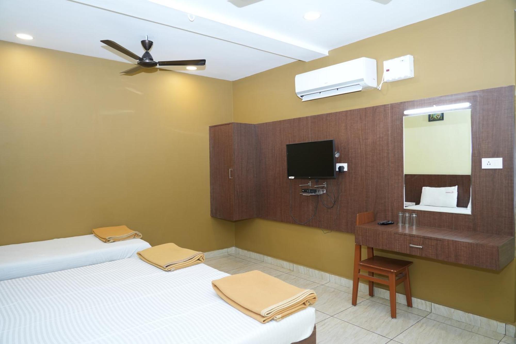 Sri Krishnan Residency Hotel Pollāchi Buitenkant foto
