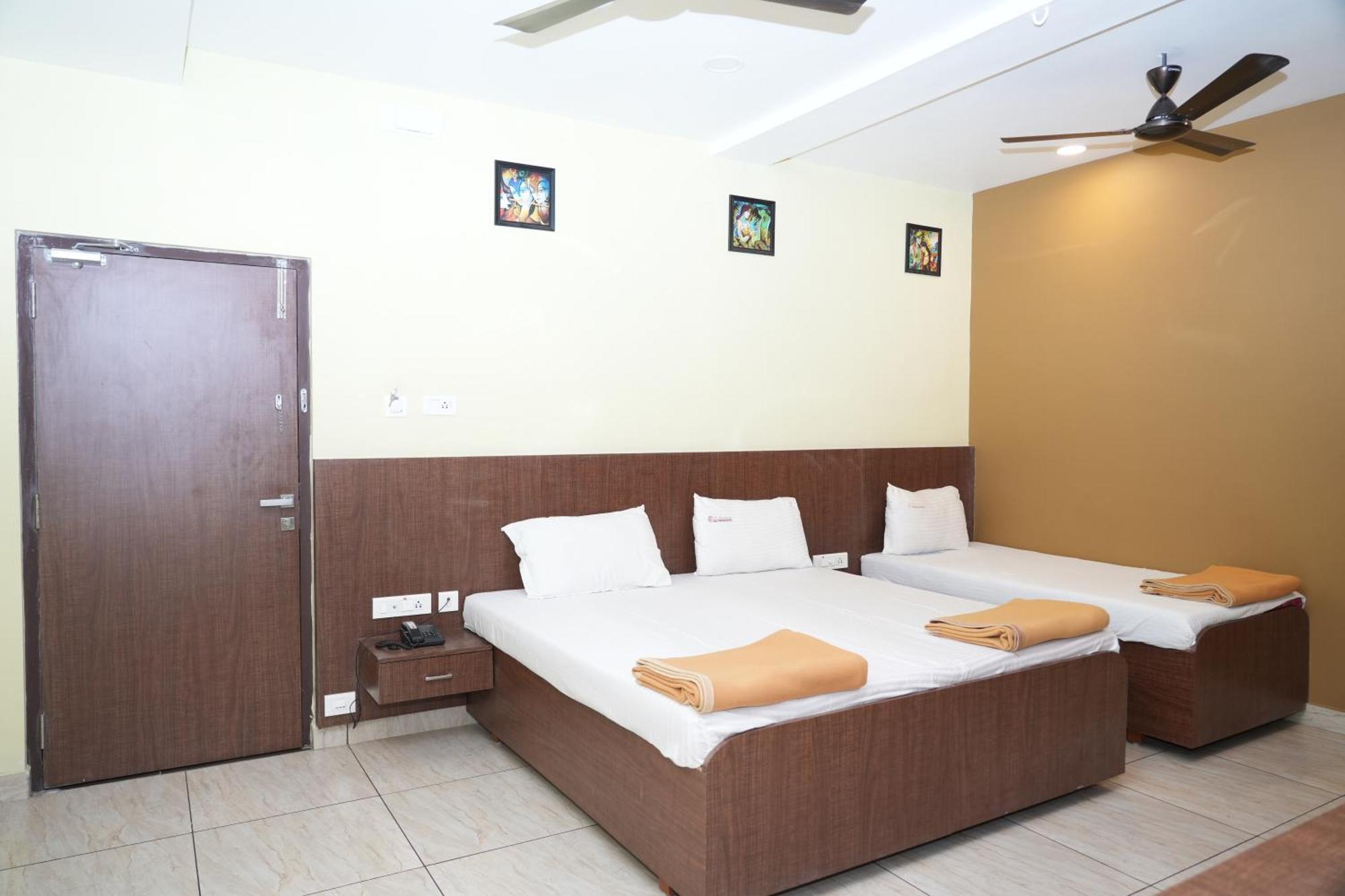 Sri Krishnan Residency Hotel Pollāchi Buitenkant foto