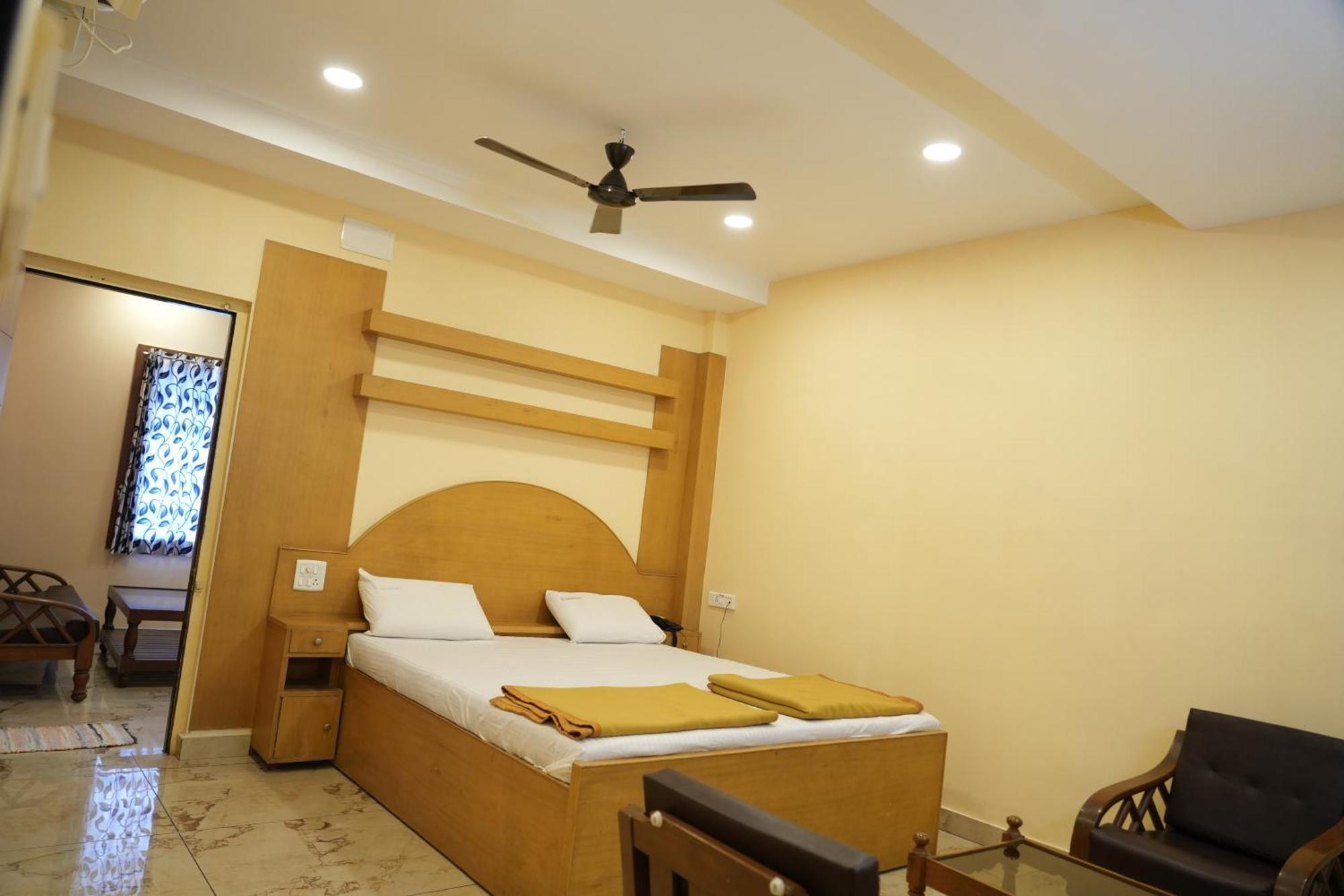 Sri Krishnan Residency Hotel Pollāchi Buitenkant foto