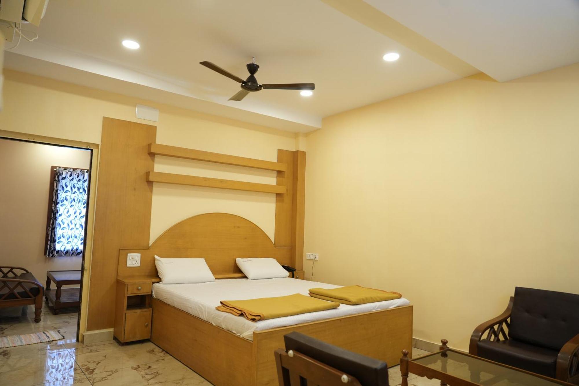 Sri Krishnan Residency Hotel Pollāchi Buitenkant foto